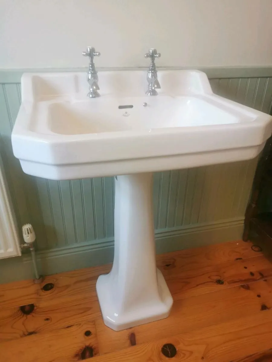 Bathroom sink - Image 1