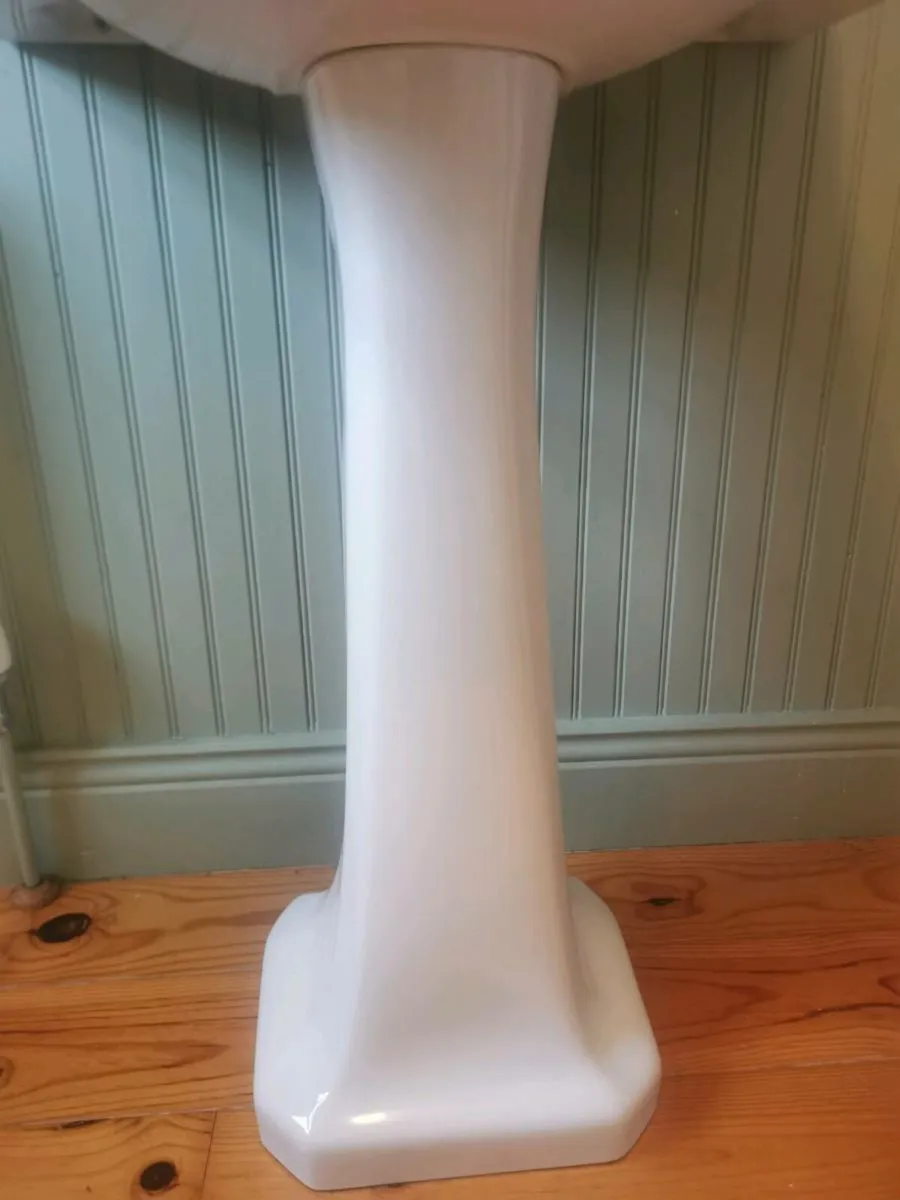 Bathroom sink - Image 3