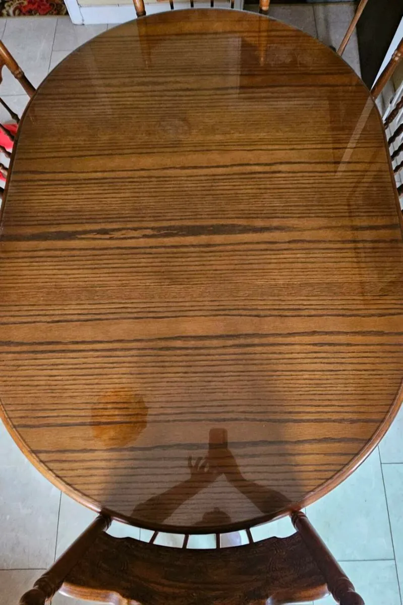 Six chairs and a table with a removeable glass top - Image 1