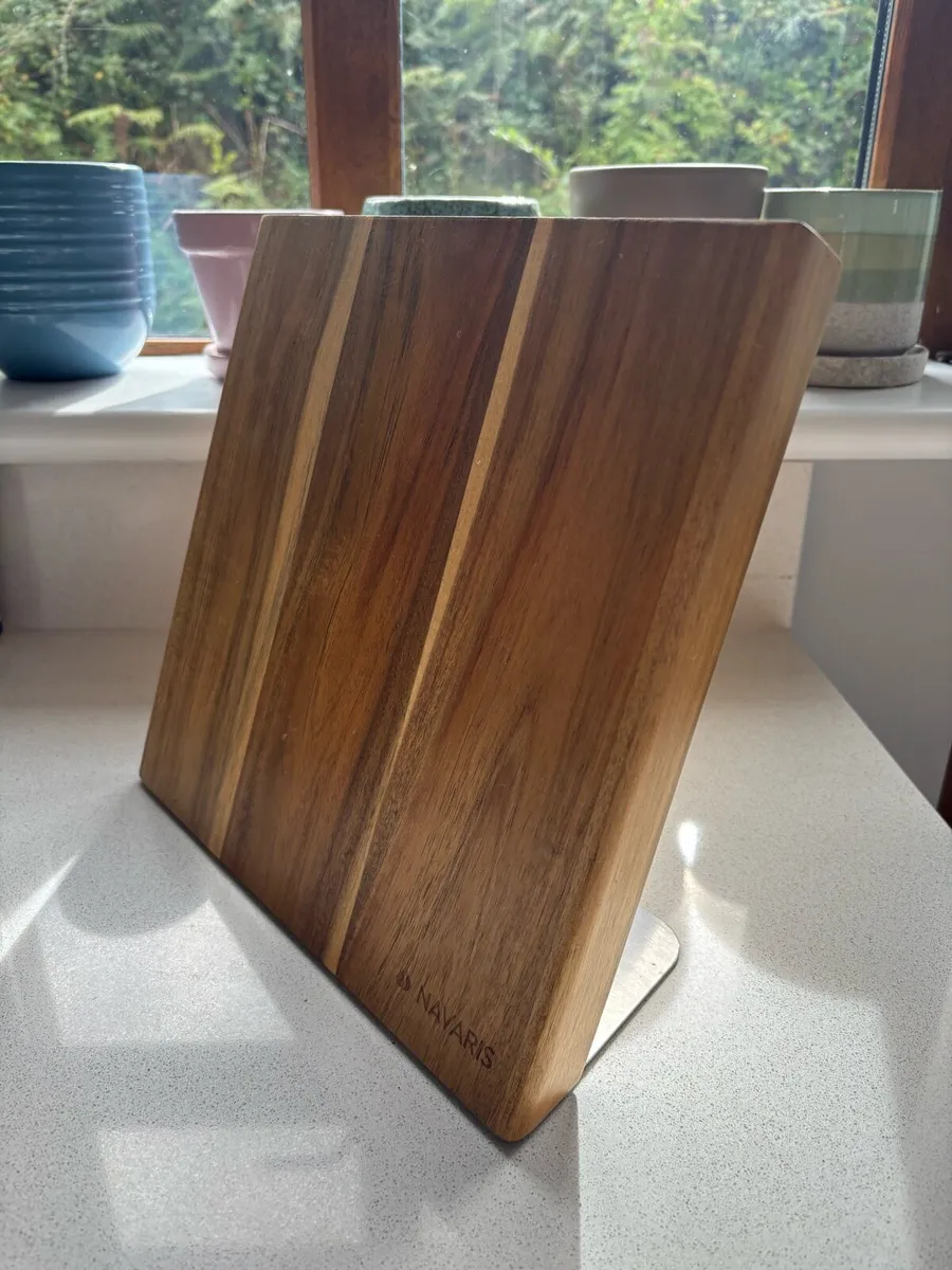 Acacia wood magnetic knife block - Image 1