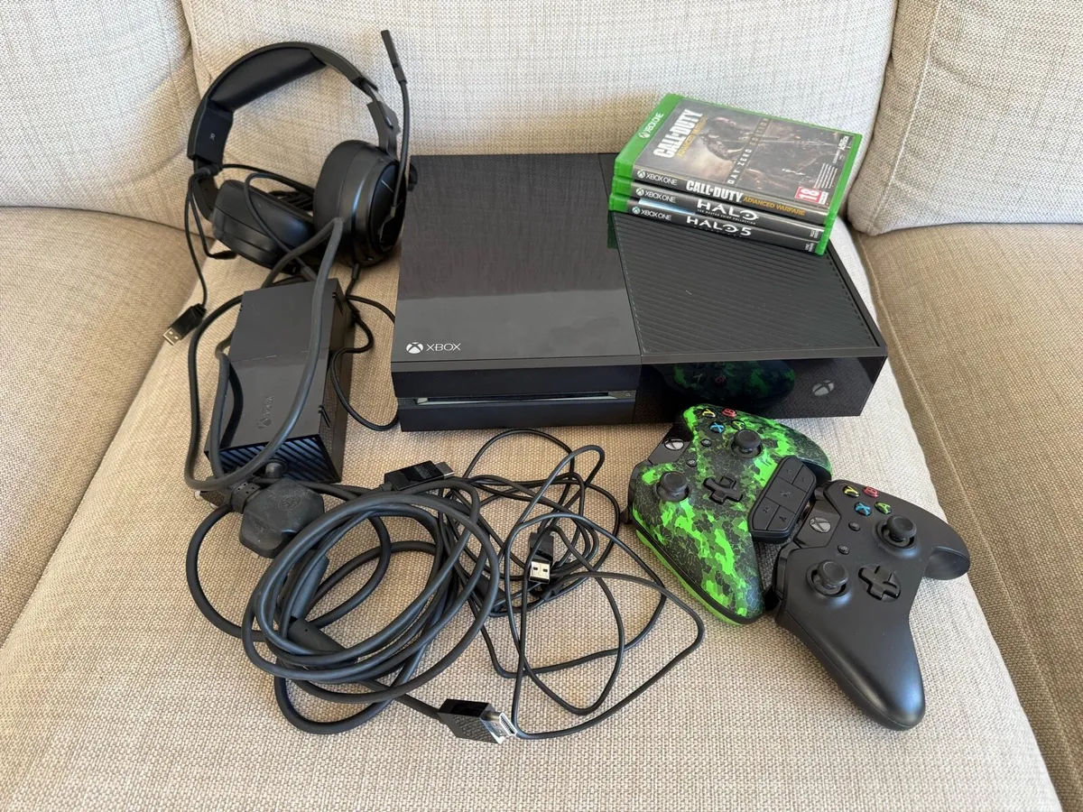 Xbox One 500GB with SCUF Controller and 3 games - Image 1