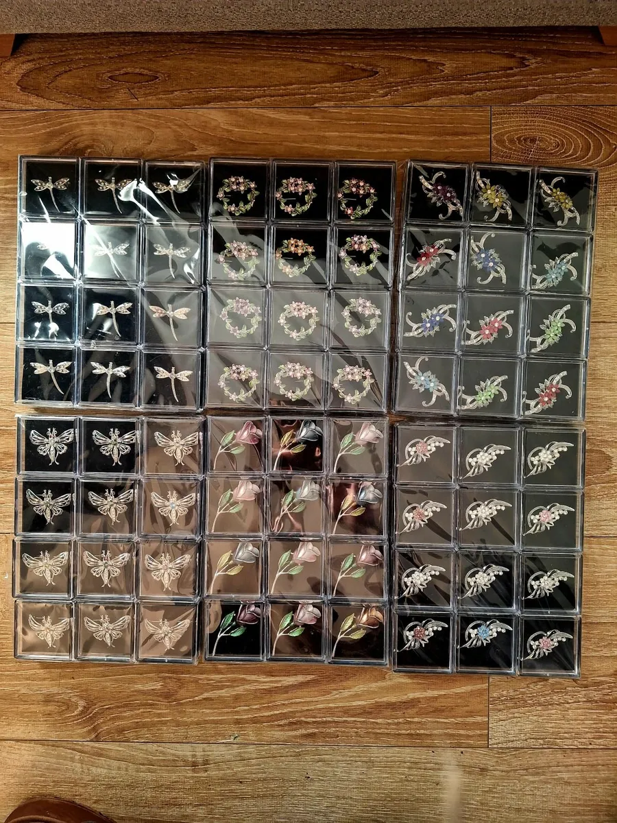 Brooches jewellery - Image 1