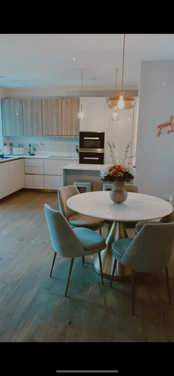 Table + 5 chairs WEST ELM pedestal marble - Image 1