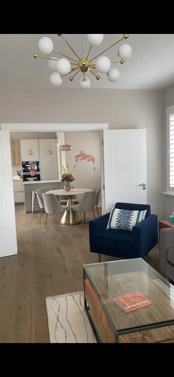 Table + 5 chairs WEST ELM pedestal marble - Image 3