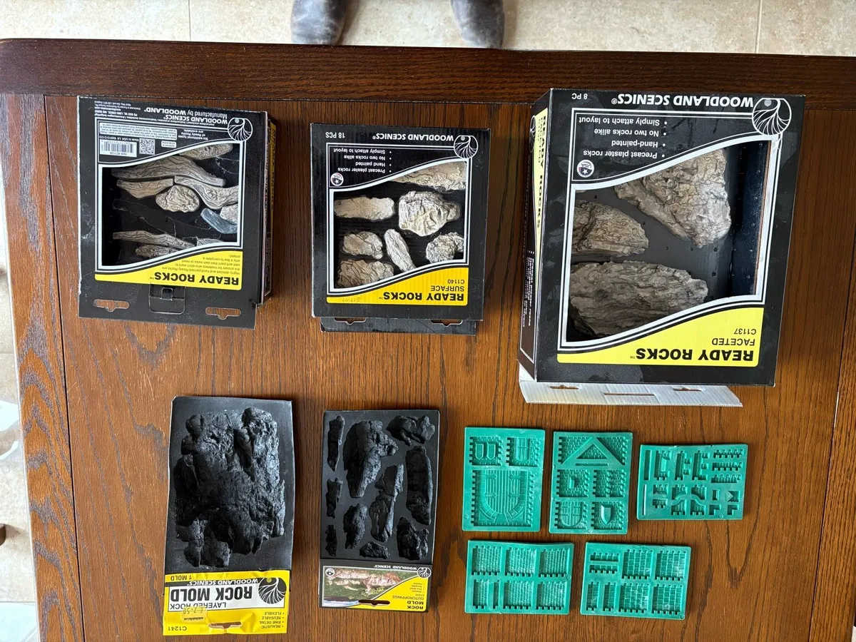 Castle feature and Model train scenery items - Image 3