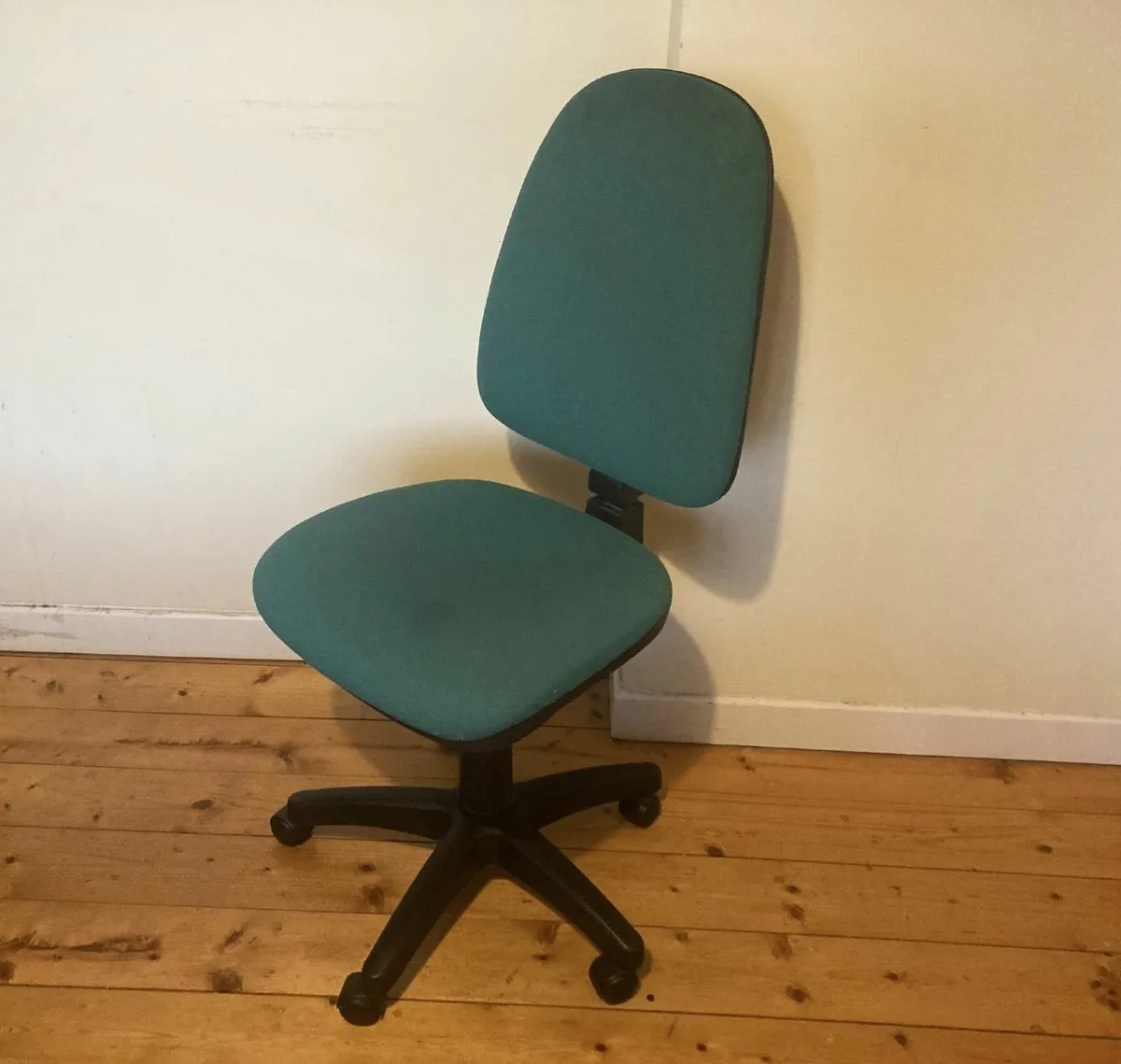 Ergonomic Green Office Chair - Adjustable height - Image 1