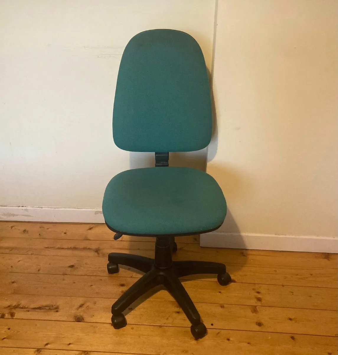 Ergonomic Green Office Chair - Adjustable height - Image 2