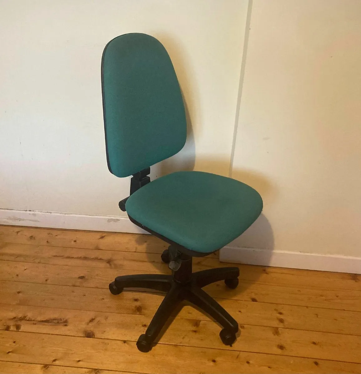 Ergonomic Green Office Chair - Adjustable height - Image 3