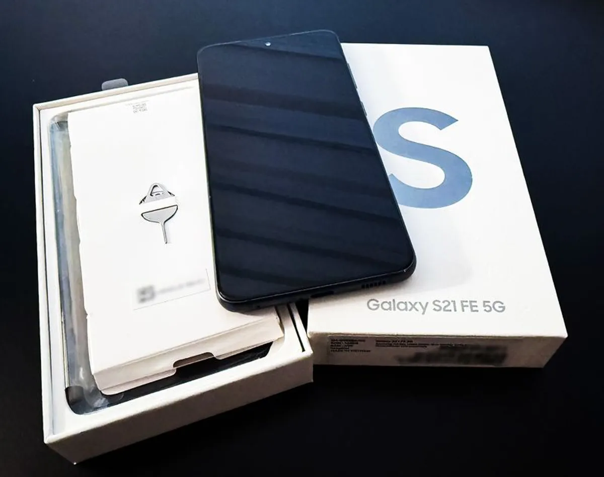 Samsung Galaxy S21 FE 5G Excellent Condition 1st Owner - Image 2