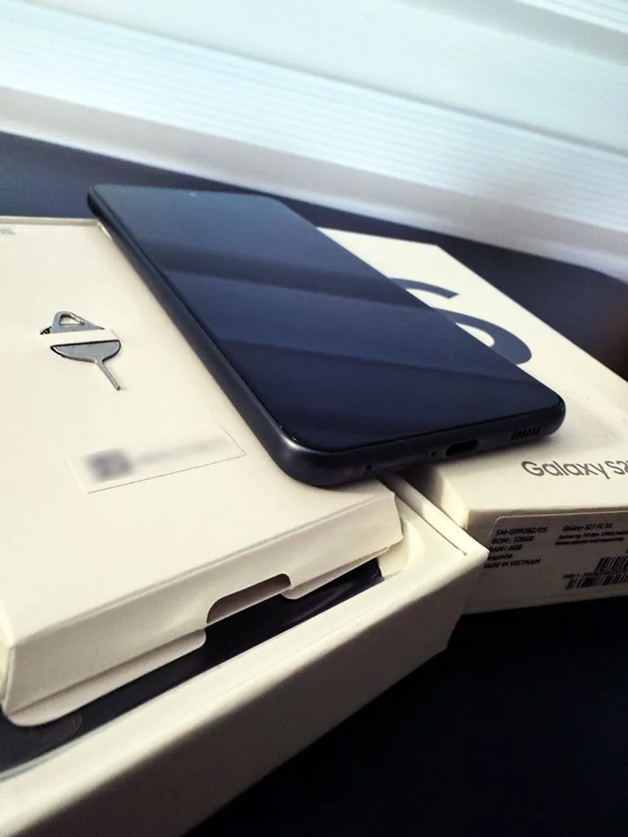 Samsung Galaxy S21 FE 5G Excellent Condition 1st Owner - Image 4