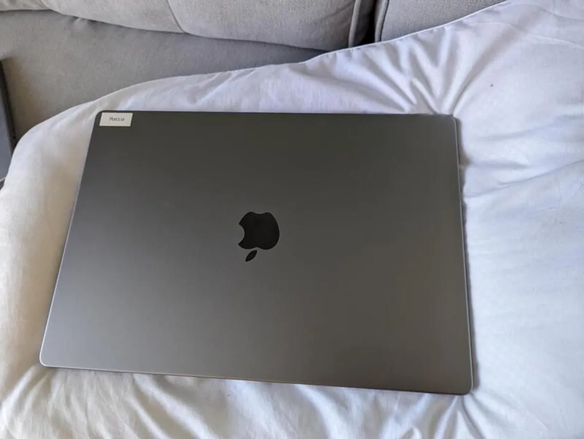 Macbook Pro 2023 M2 16'' Grey - Image 3