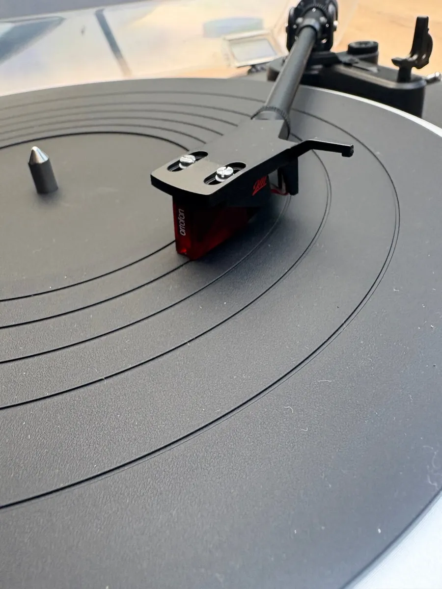 Vinyl Turntable - Image 2