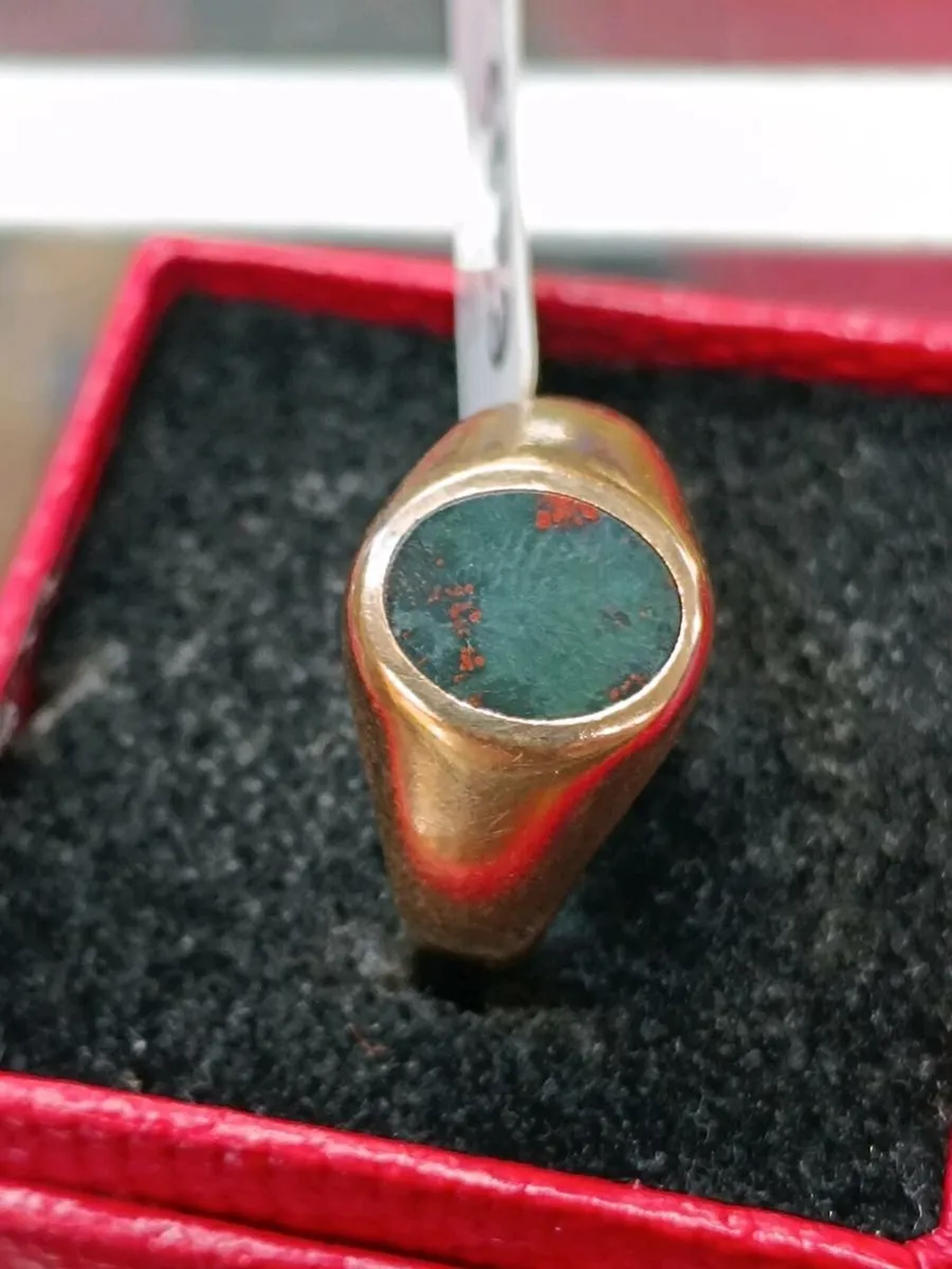 9k Yellow Gold & Bloodstone Vintage Signet Ring - Image 1