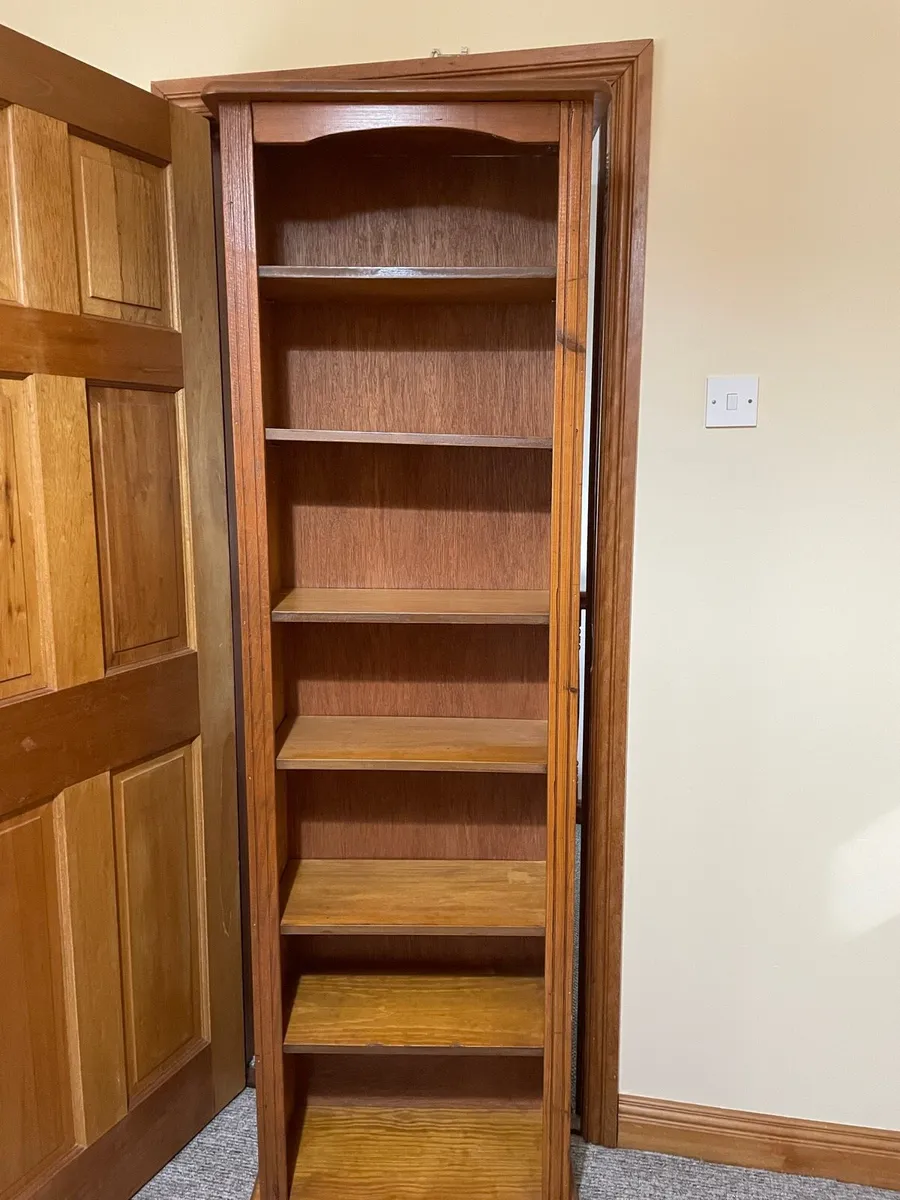 Tall bookcase - Image 1