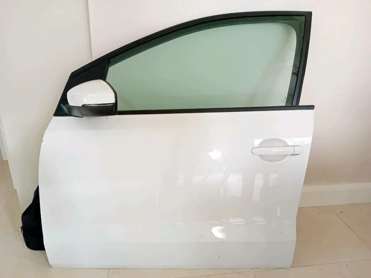 PASSENGER COMPLETE WHITE DOOR FOR SALE - Image 1