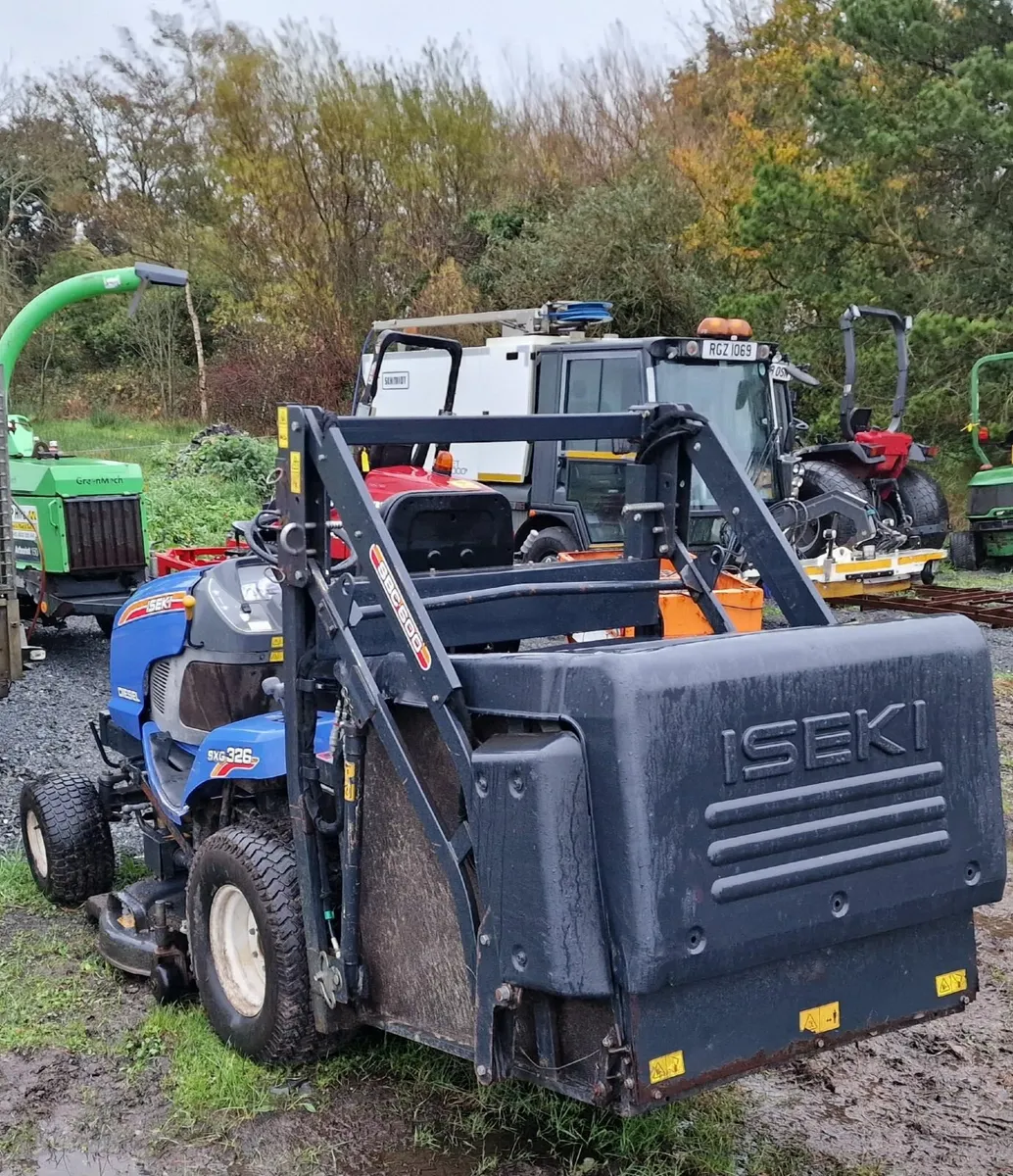 ISEKI SXG326 Hi Tip Ride on Mower Lawnmower - Image 2