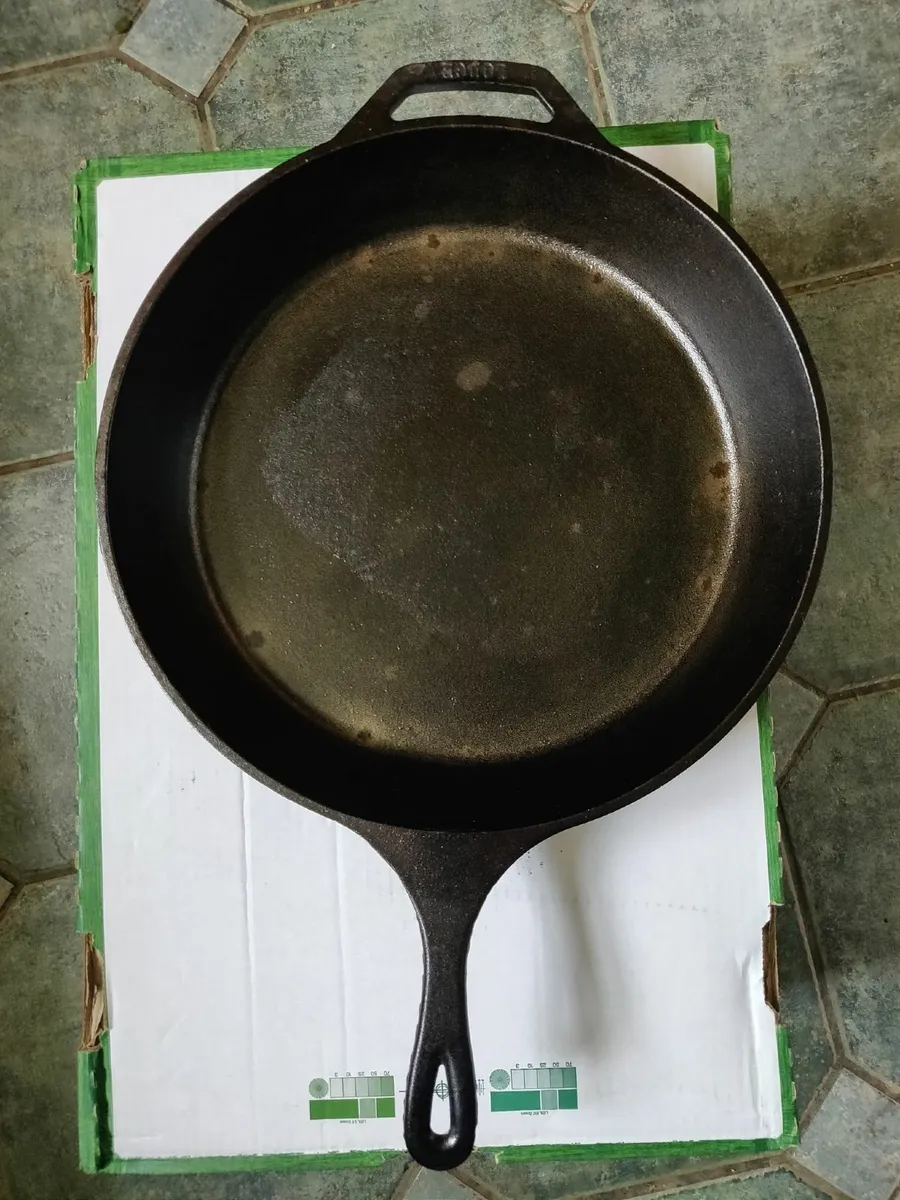 Lodge Cast Iron Pan: Massive - 12 inches/30 cm!