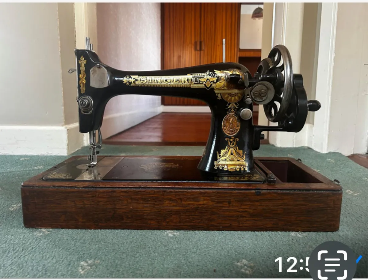 Singer sewing machine - Image 1
