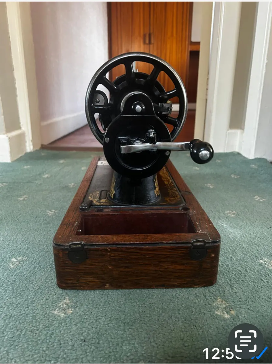 Singer sewing machine - Image 3