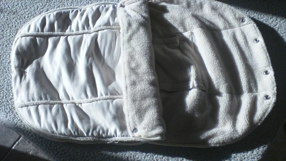 Walla boo infant carseat deluxe footmuff - Image 1