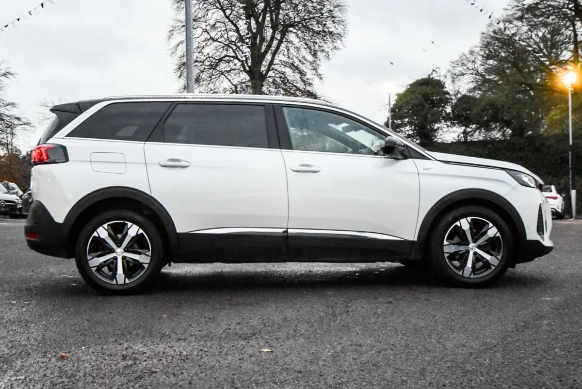 Peugeot 5008 1.5 BlueHDi 130bhp GT Black Pack - Image 3