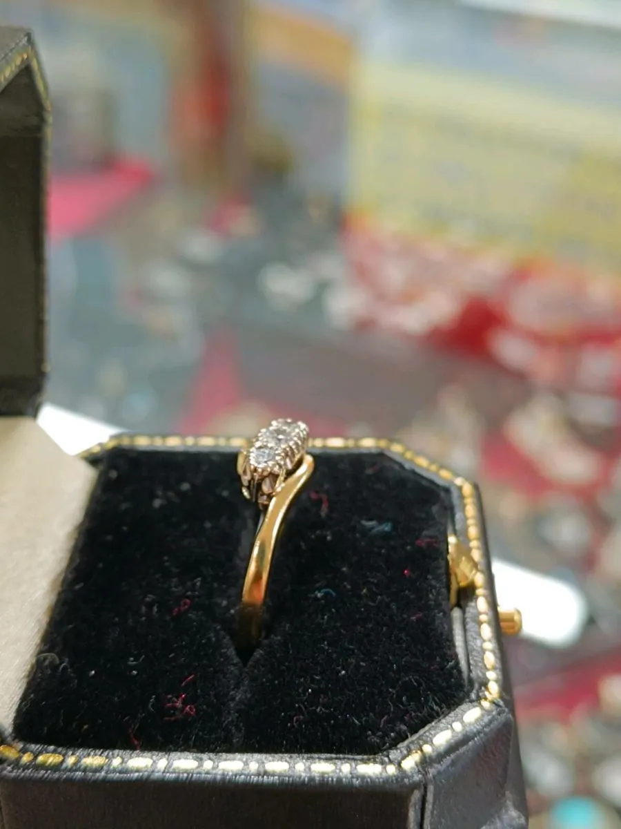 18k Yellow Gold 3 Stones Vintage Diamond Ring - Image 3