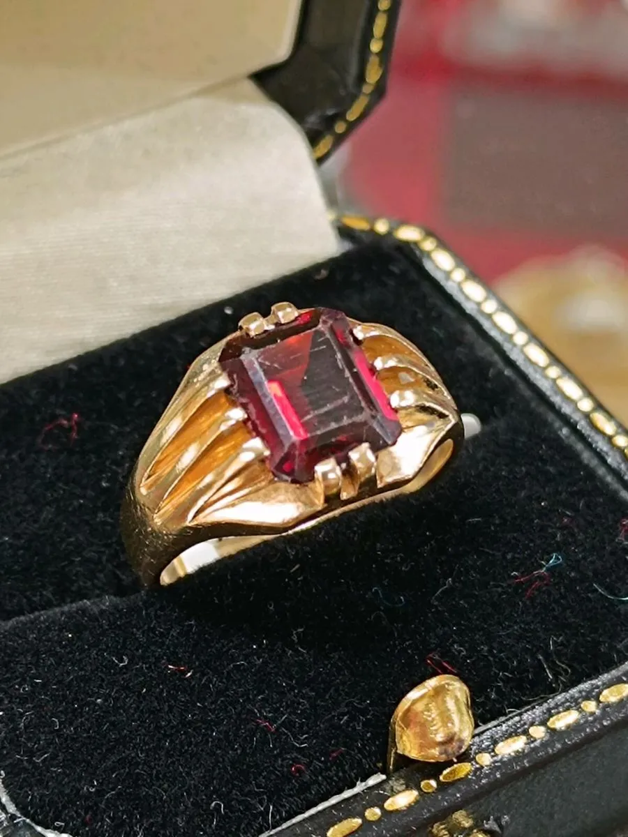 Vintage 9k Yellow Gold & Red Garnet Ring - Image 1