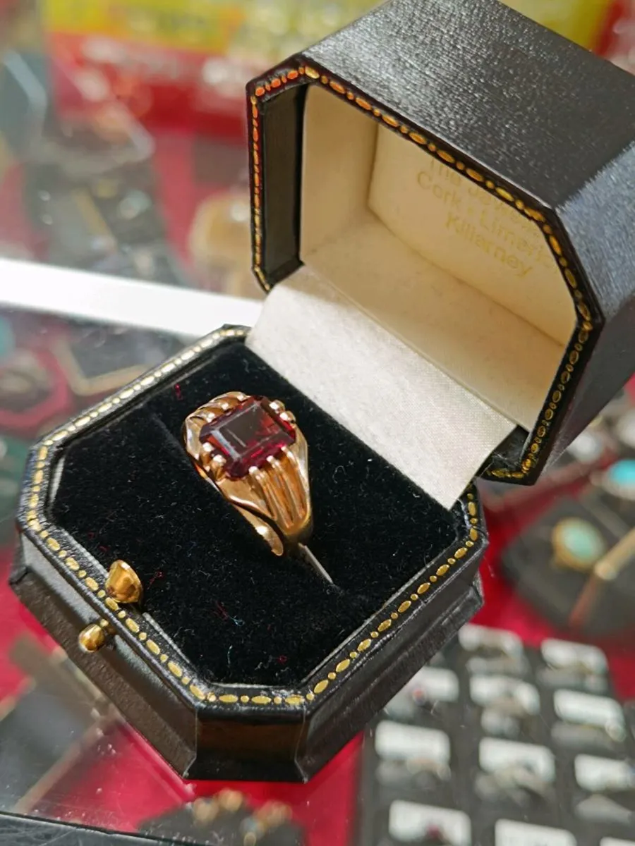 Vintage 9k Yellow Gold & Red Garnet Ring - Image 4
