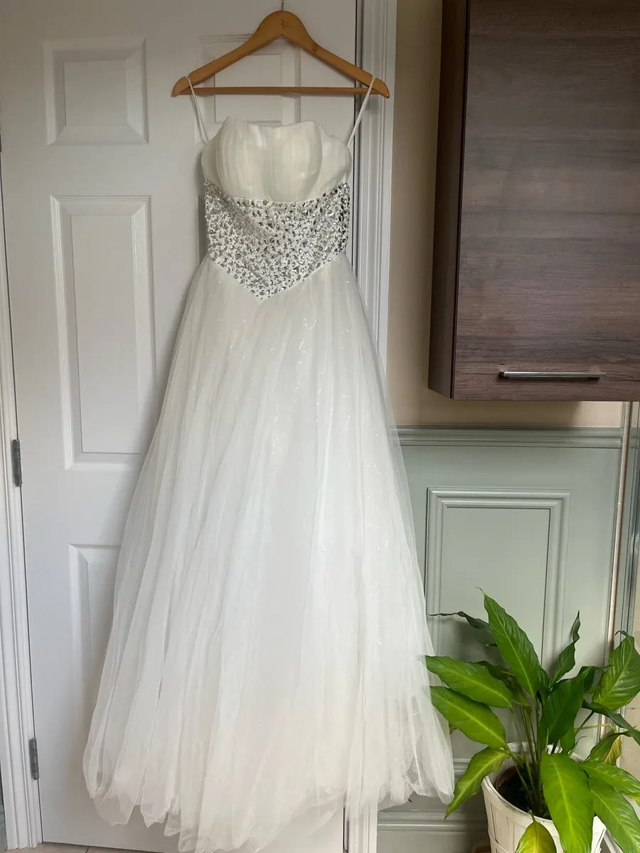 Wedding dress in excellent condition - Image 1