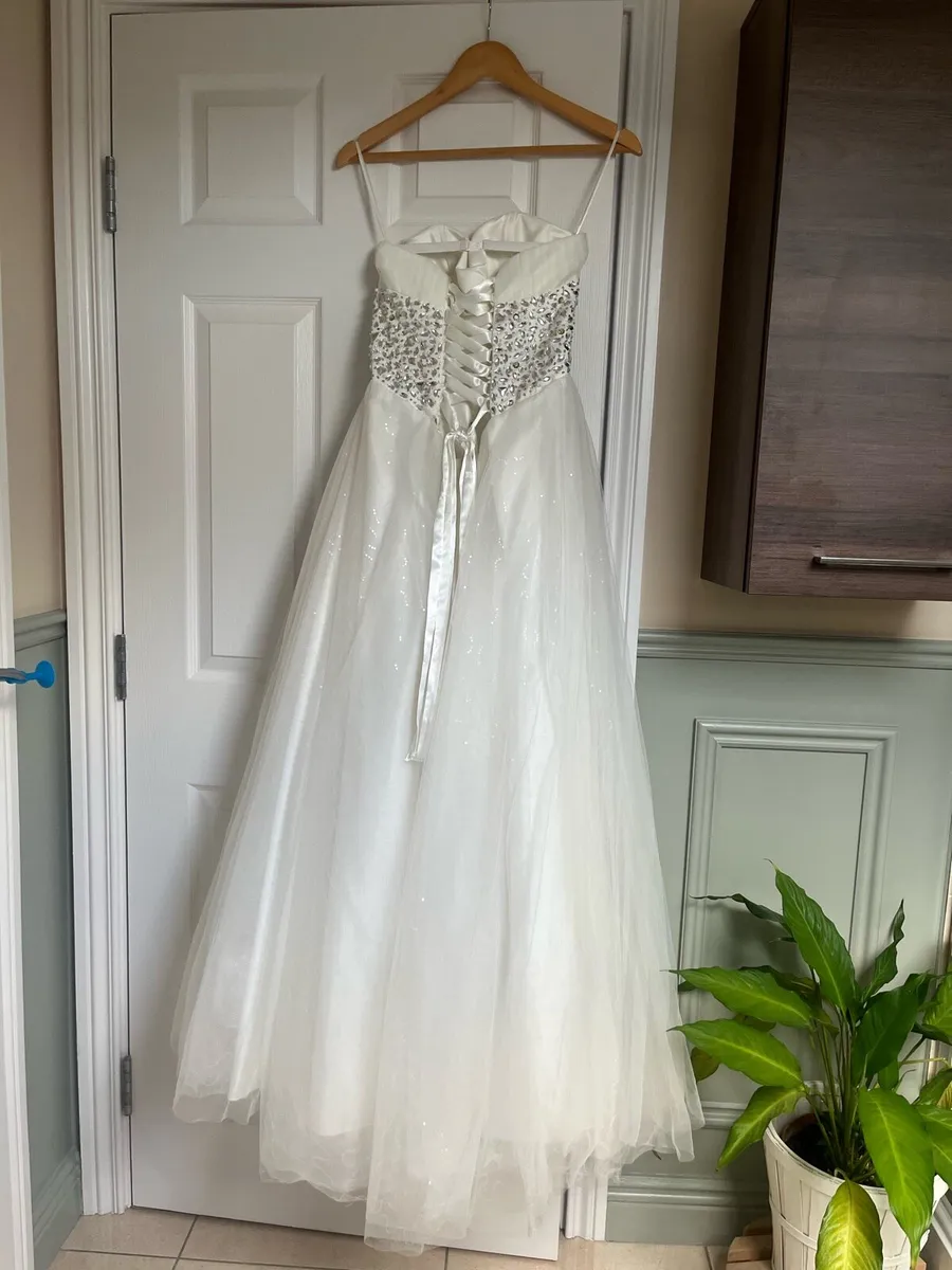 Wedding dress in excellent condition - Image 2