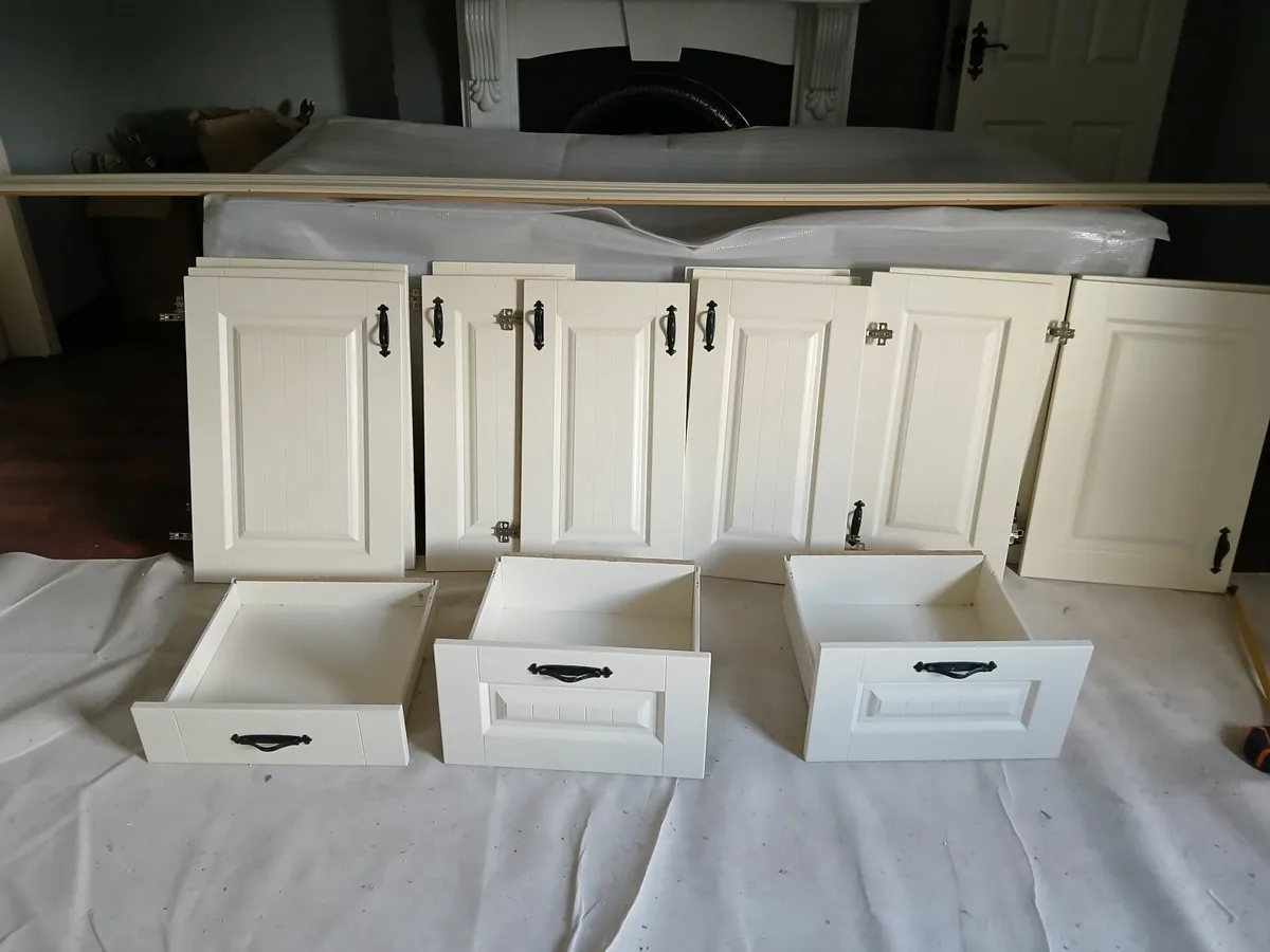Kitchen cabinet doors and drawers