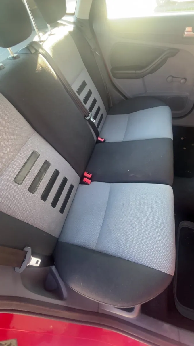 Ford Focus 2011 - Image 2