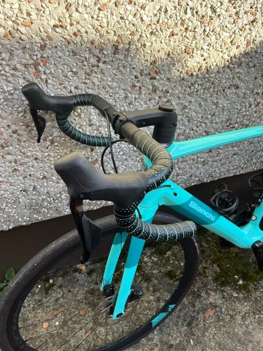 Bianchi Infinito CV Road Bike - Image 2