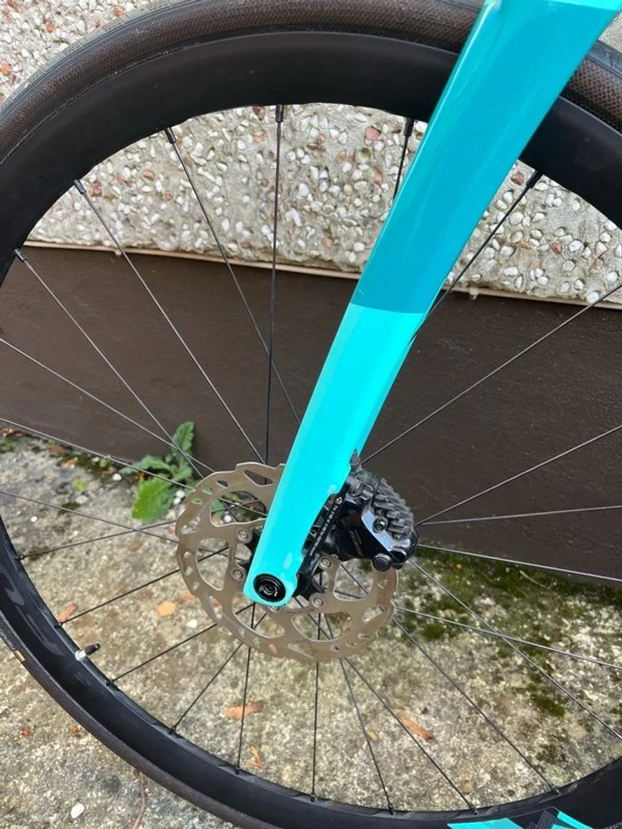 Bianchi Infinito CV Road Bike - Image 3