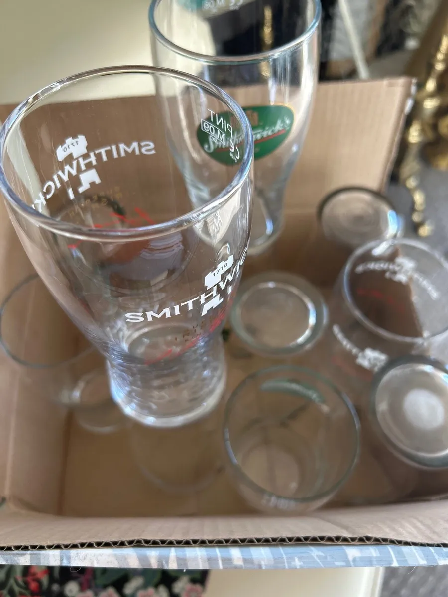 Box of pint glasses - Image 1
