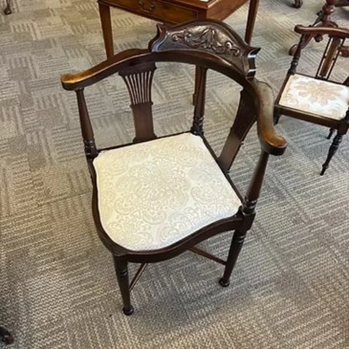 Fabulous Victorian mahogany corner occasional chai