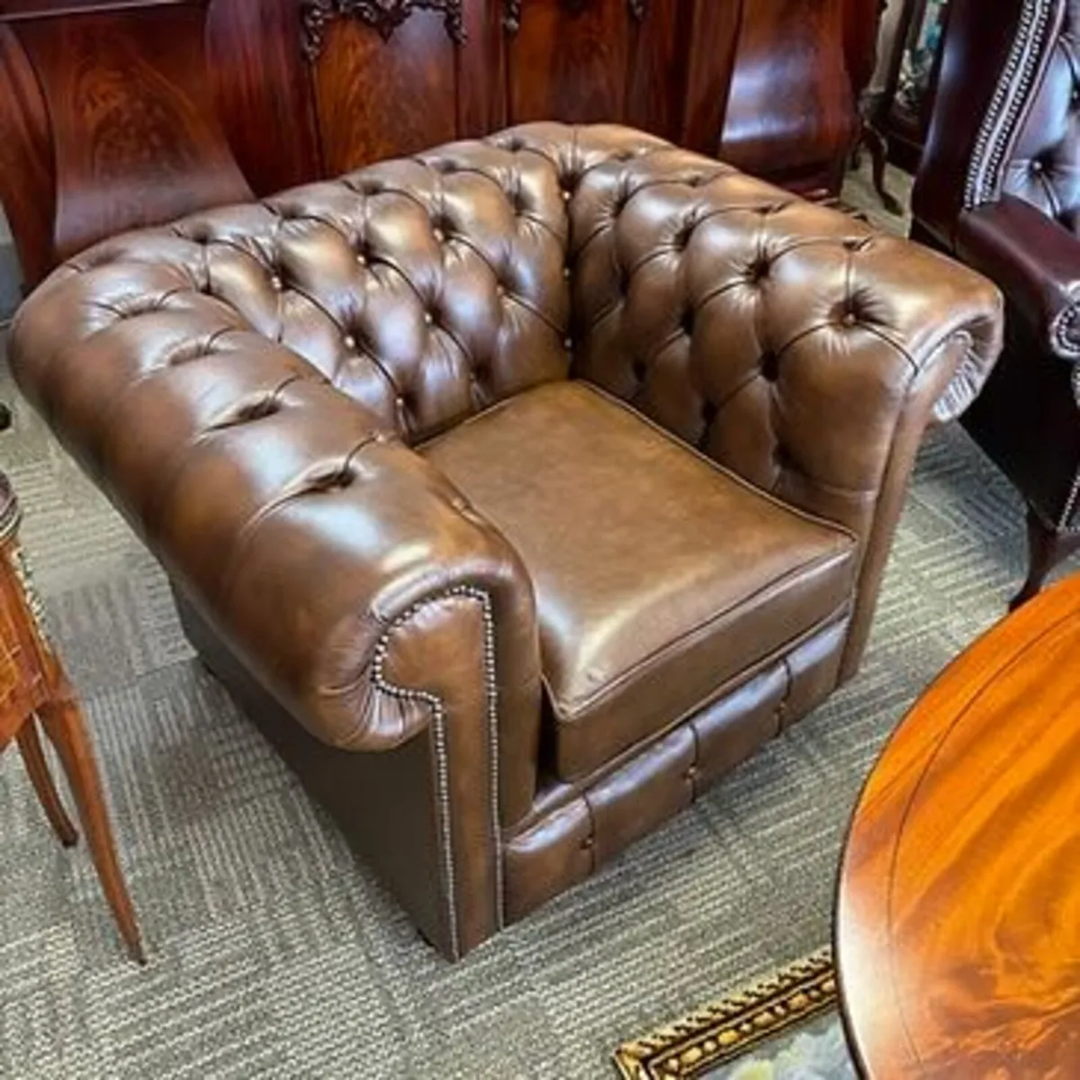 Clubman roll back Chesterfield arm chair - TAN. Ne