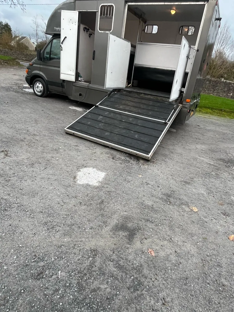 Horse lorry just 56,000 miles full service history - Image 1