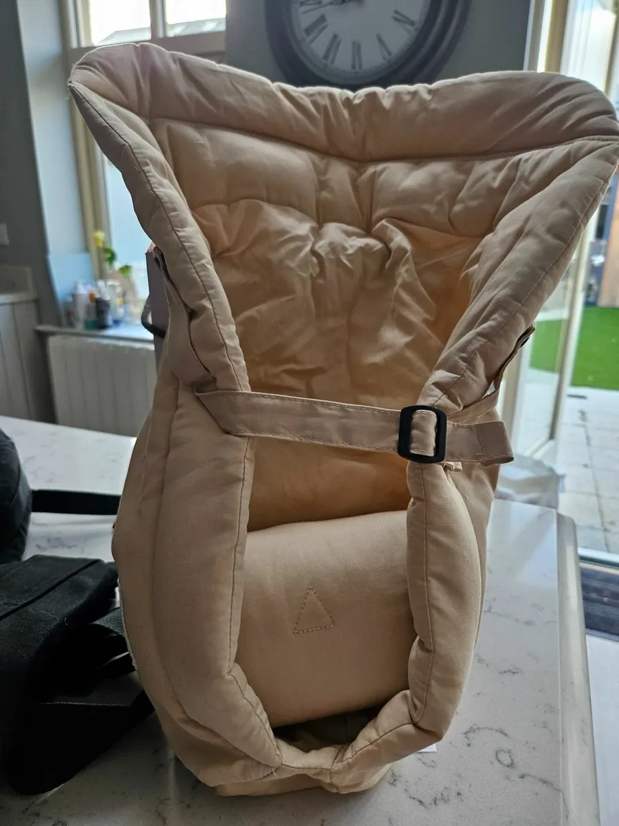 Ergobaby baby carrier with infant insert - Image 3