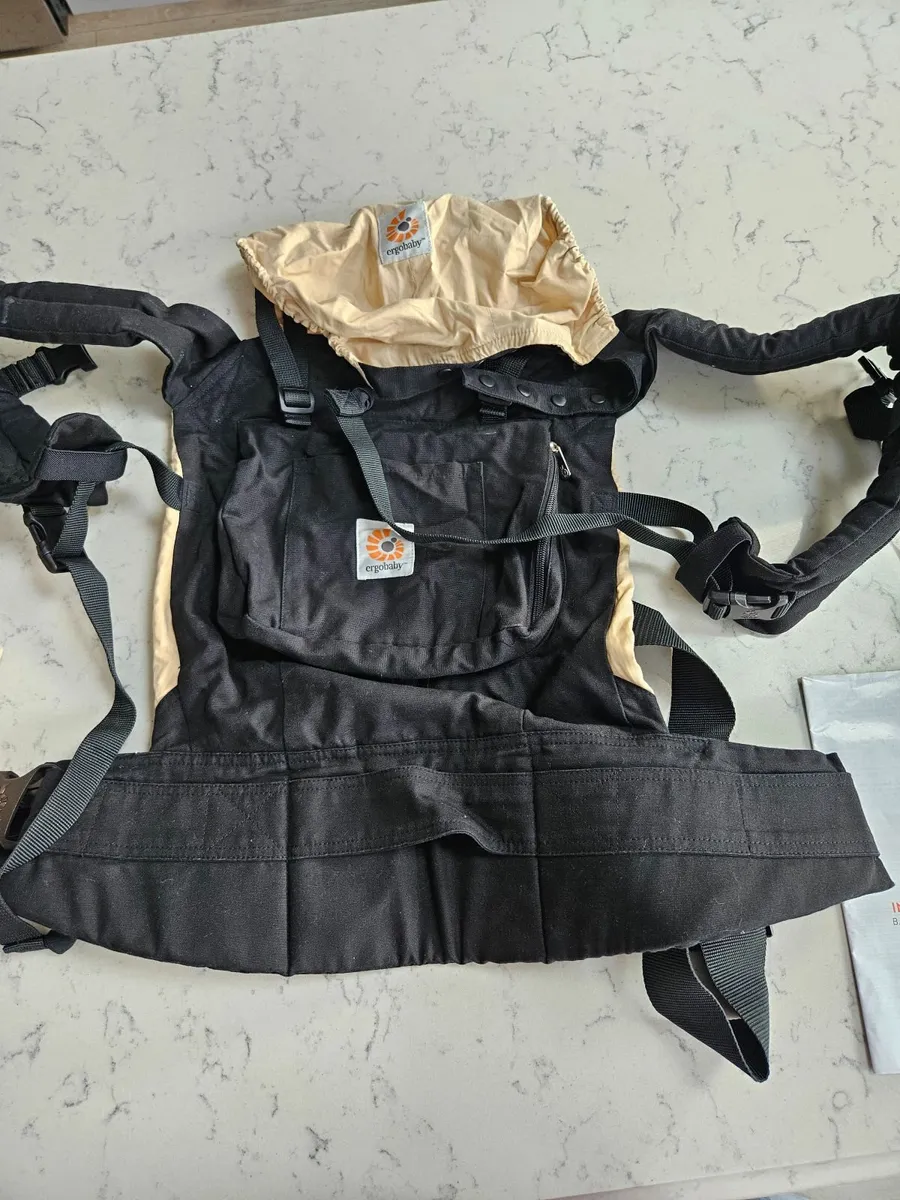 Ergobaby baby carrier with infant insert - Image 4