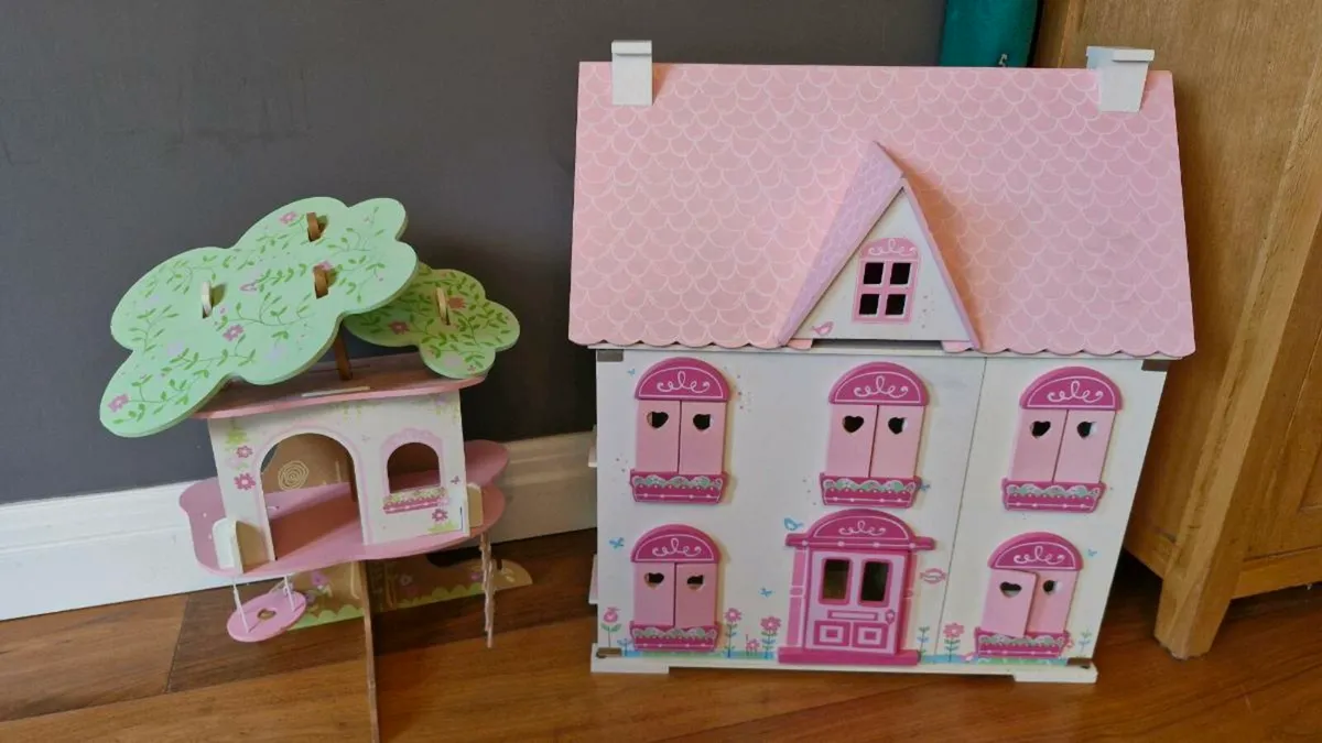 Rosebud Wooden Dolls House - Image 1
