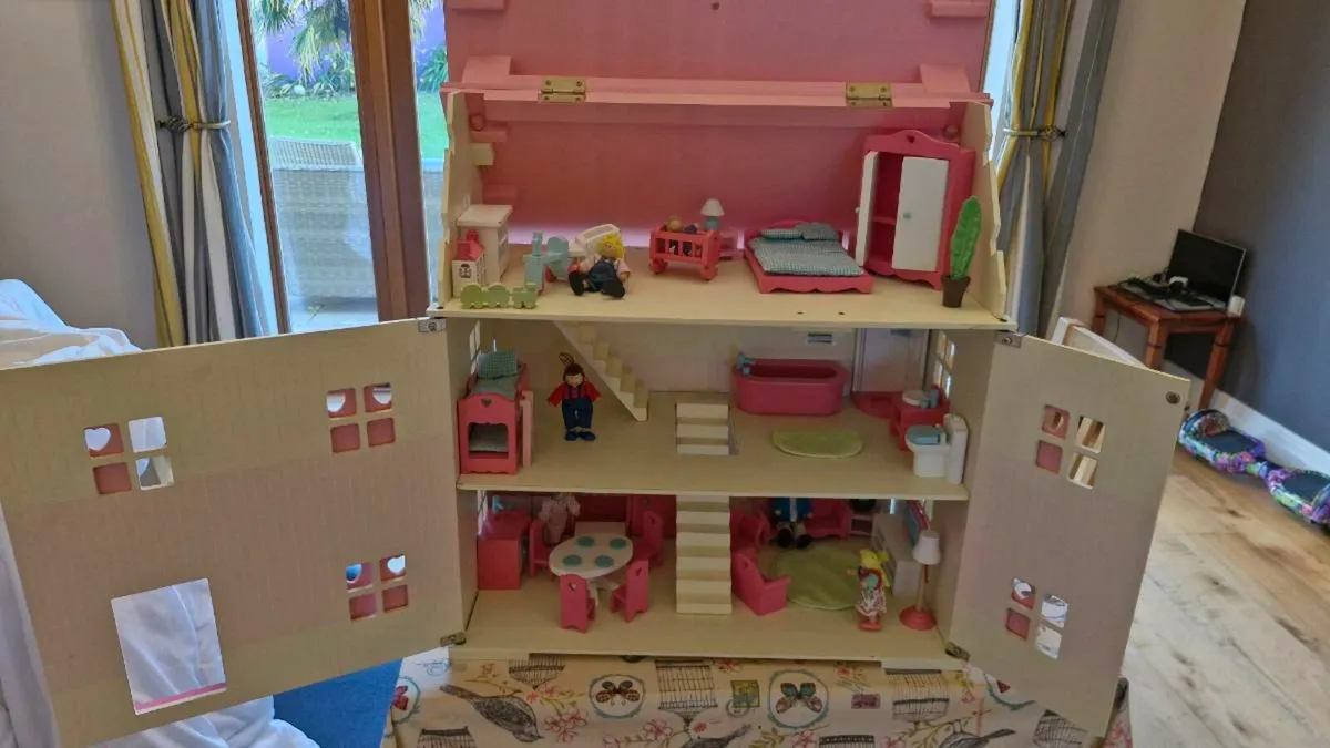Rosebud Wooden Dolls House - Image 2