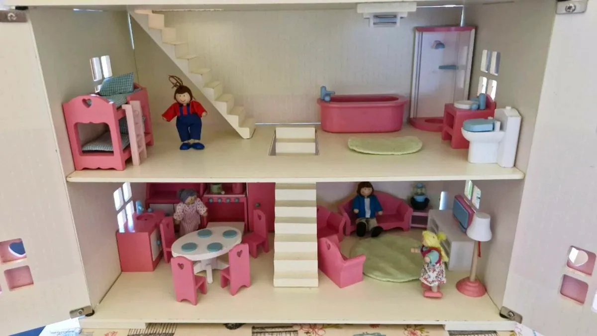Rosebud Wooden Dolls House - Image 4