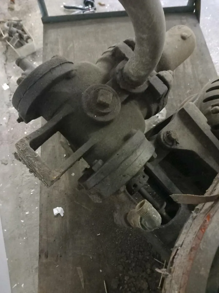 Vintage water pump - Image 1