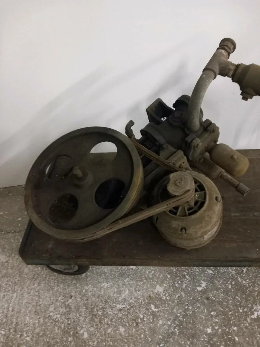 Vintage water pump - Image 2