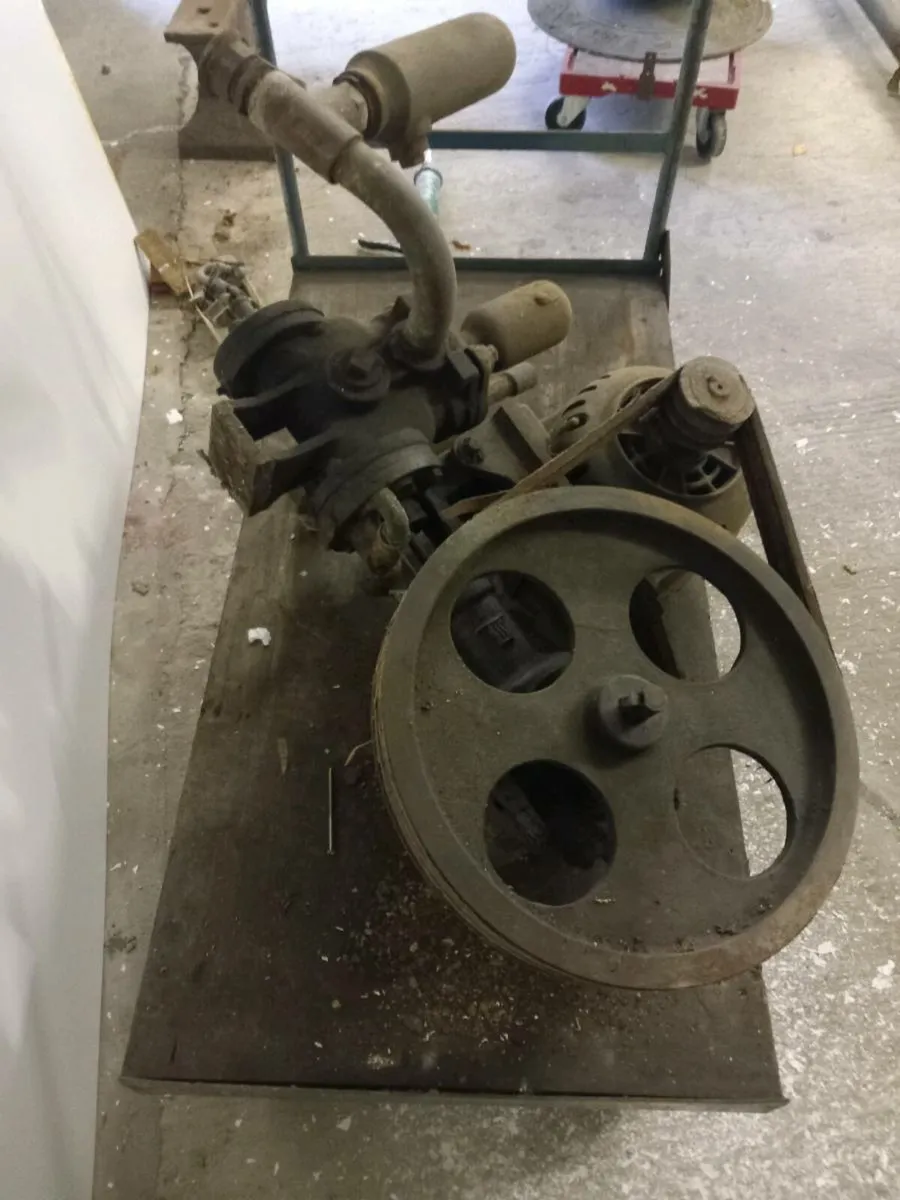 Vintage water pump - Image 3