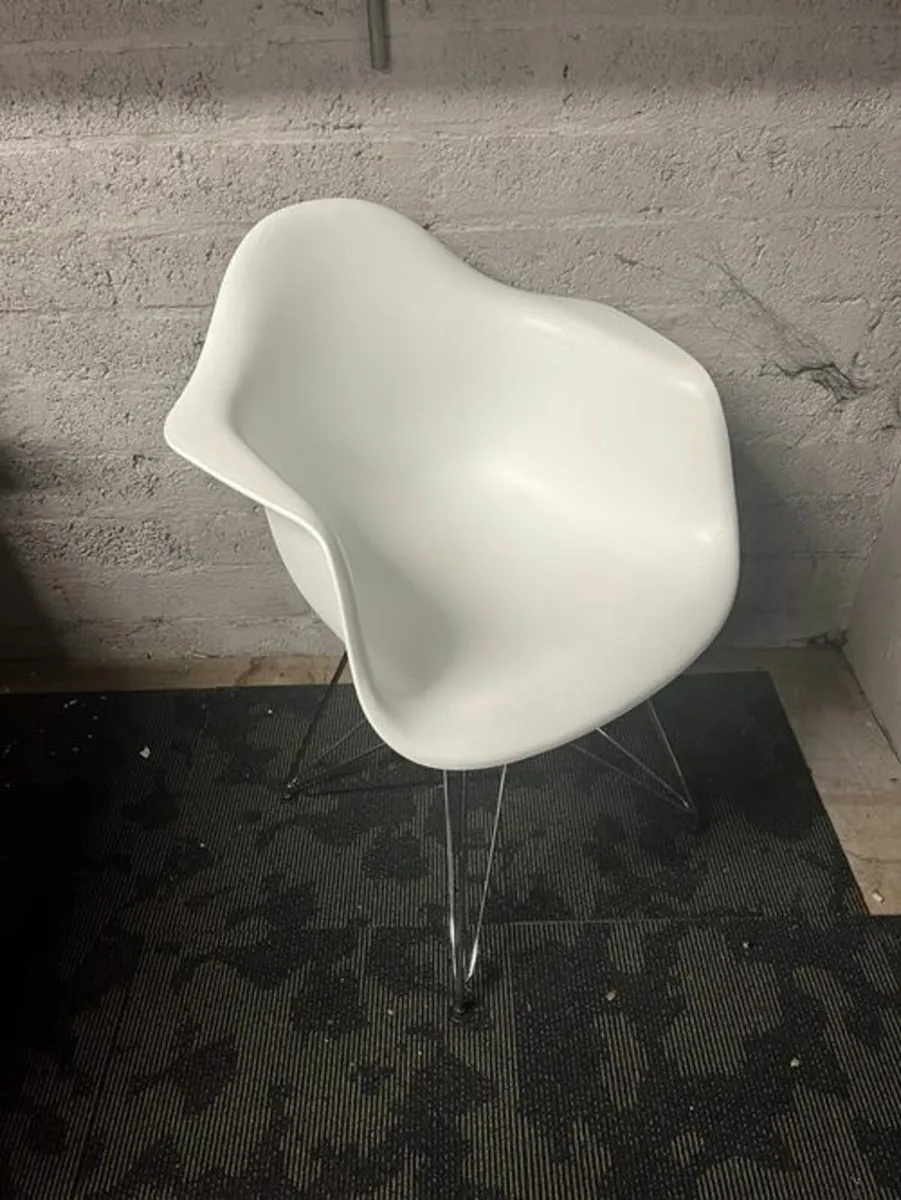 ♻️Used White Eames Style DAR Chair♻️