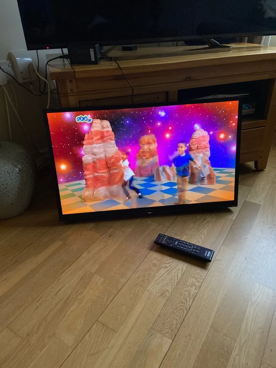 32 inch. Sony. TV.  With. Remote - Image 2