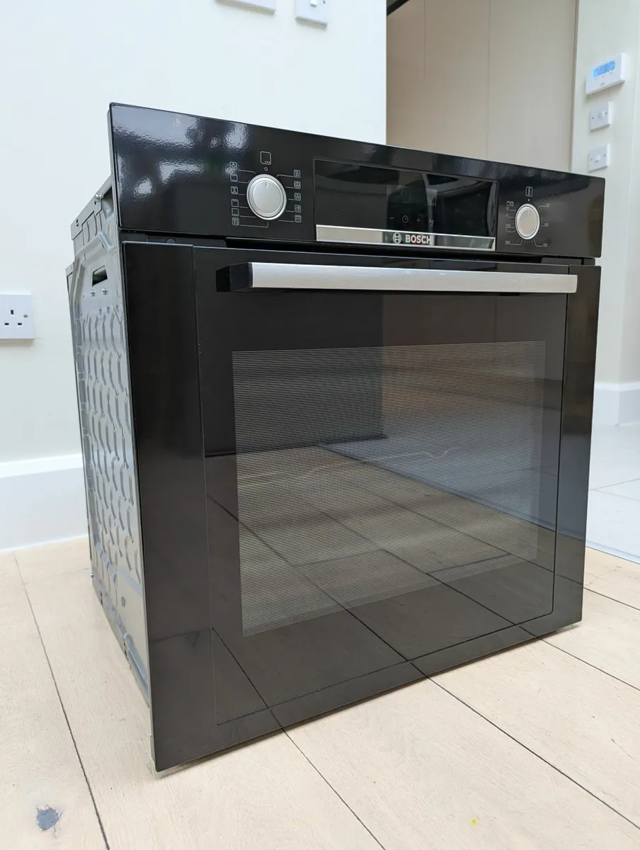 Bosch oven with pyrolytic self-cleaning function - Image 1