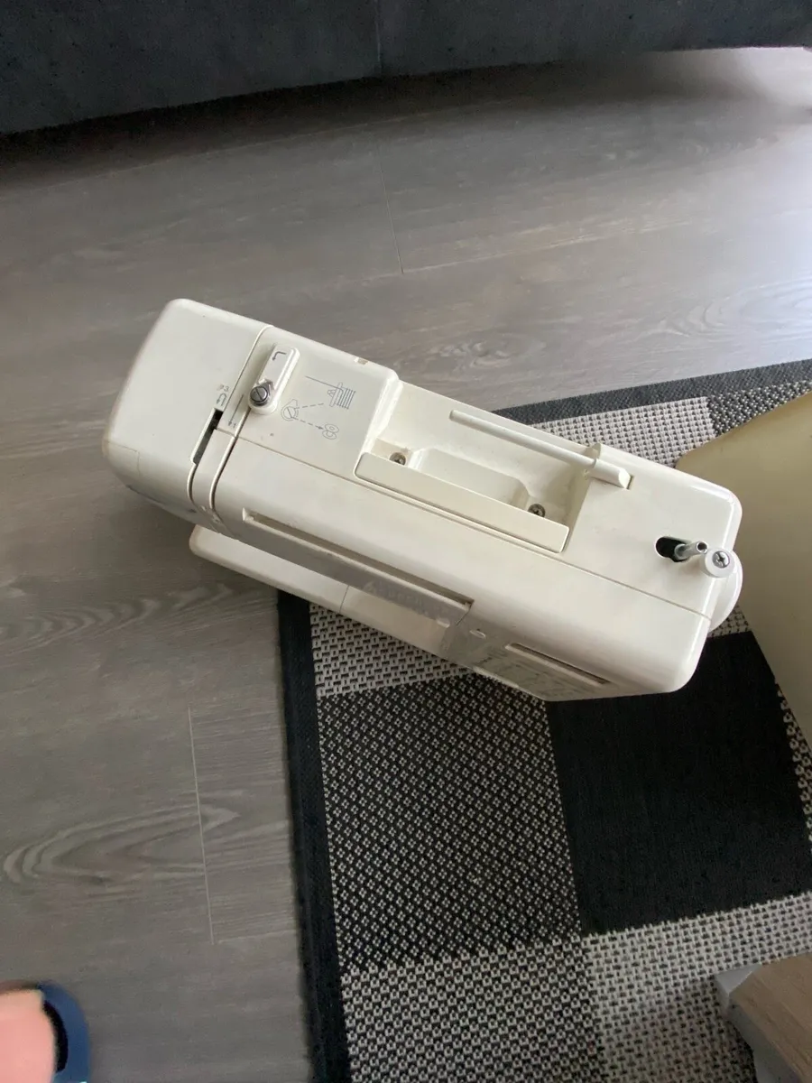 Sewing machine - Image 2